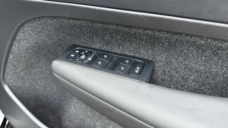 Volvo XC40 2.0 B3P Plus Dark 5dr Auto Petrol Estate